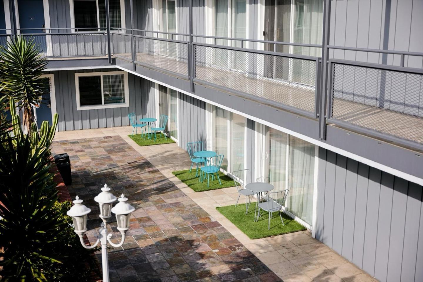 The Live Hotel — Photos 1